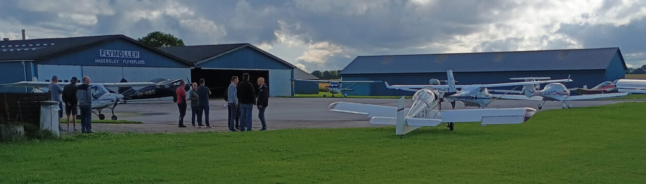 Haderslevflyveklub.dk  …..Klubmøder i sommertiden hver mandag aften, men se også kalenderen. Ingen landingsafgift ved klubmøde.